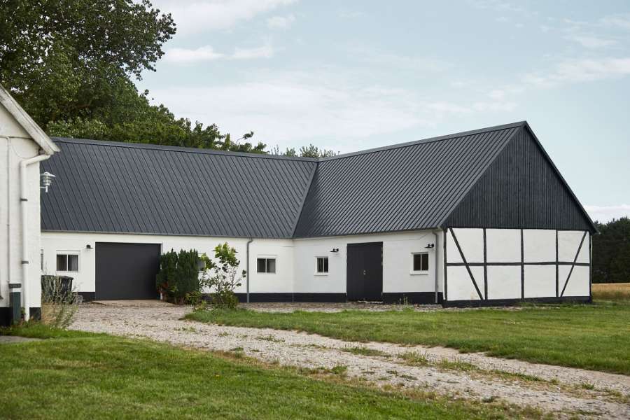 Timbre-framed farmhouse with roof made from steel profiles, Sneserevej 69, 4733 Tappernøje